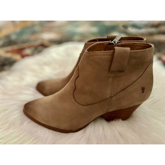 Frye Shoes - FRYE Reina Heeled Western Ankle Bootie | Ash | 9M